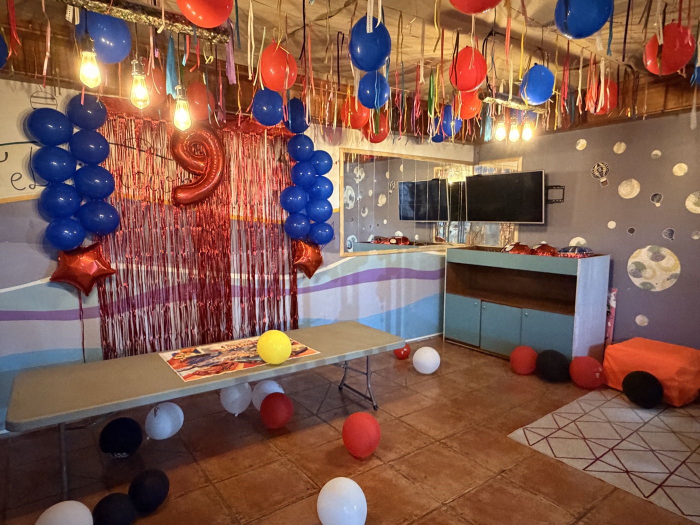 Sala de cumpleaños decorada en Club Kids Arrayán