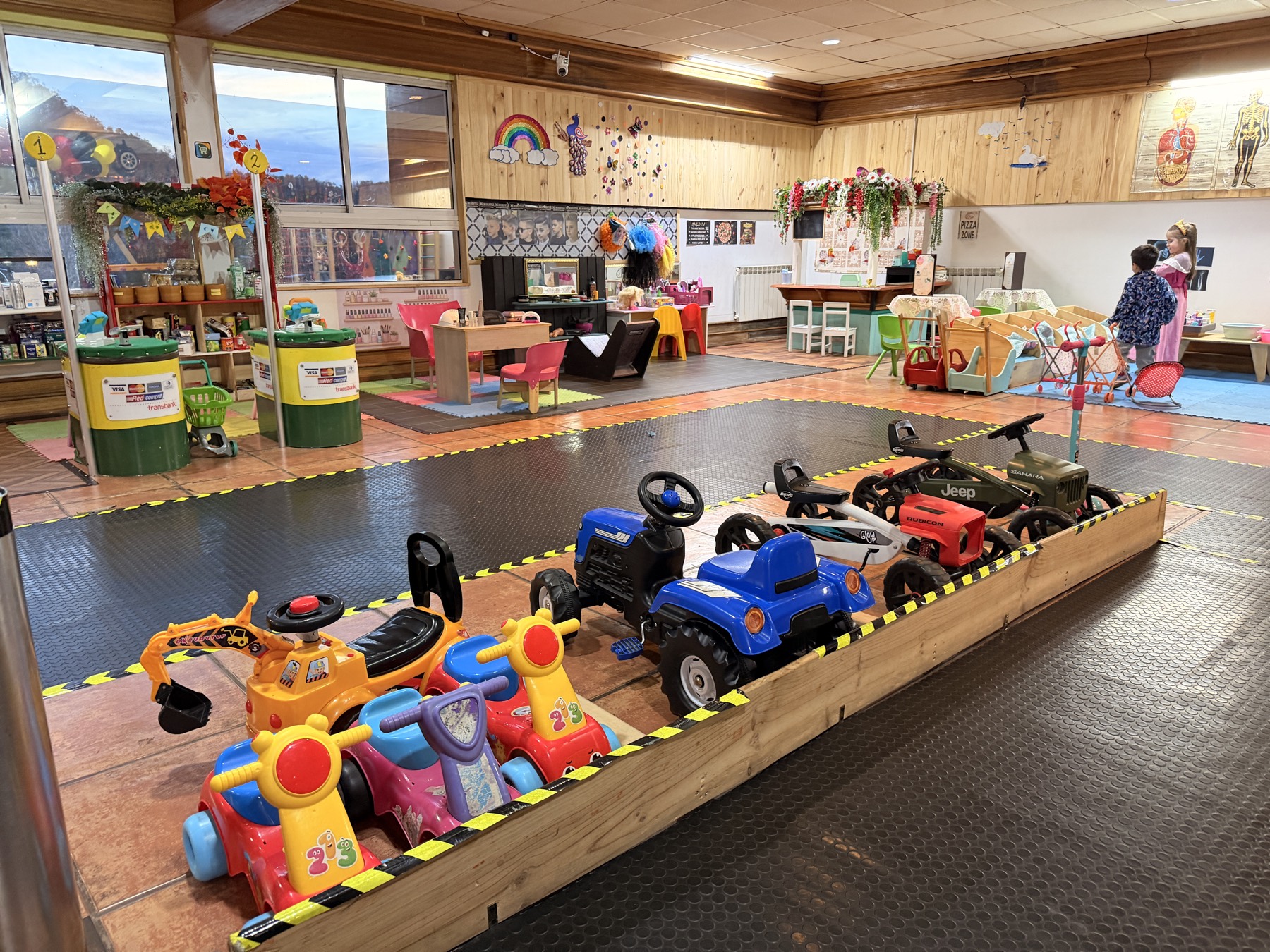 Pista de autos a pedales en Club Kids Arrayán