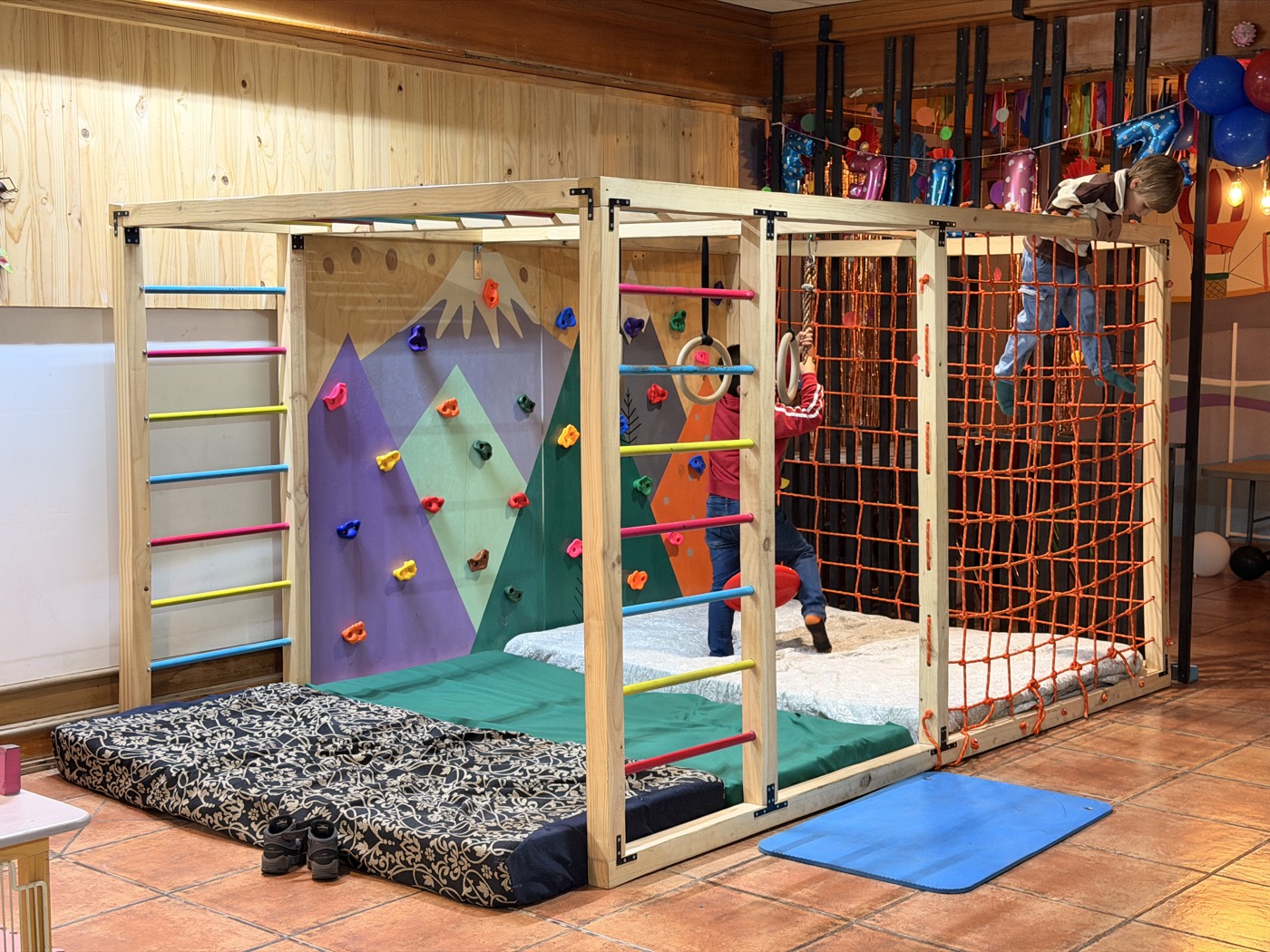 Estructura de motricidad gruesa con cuerdas, barandas, argollas y red de escalada