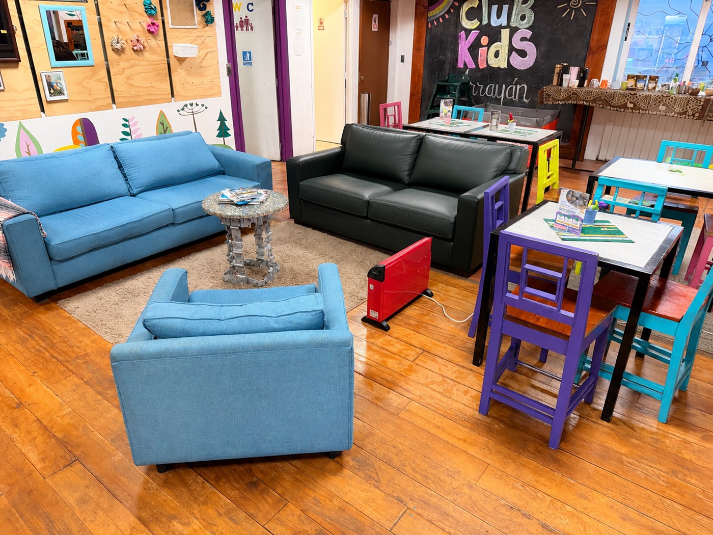 Zona para adultos con sofás, café y espacio para trabajar