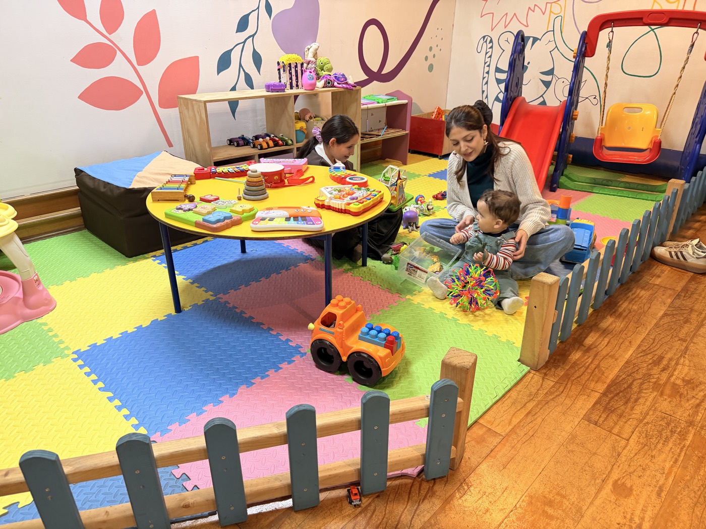 Zona exclusiva para menores de 1 a 4 años con colchonetas y juegos blandos